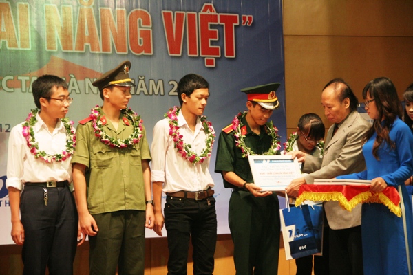 Trao học bổng khuyến học cho 10 thủ khoa đại học